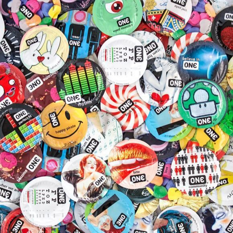 Упаковка презерватива ONE Classic Select Contest Collection, вид збоку, демонструє деталі дизайну