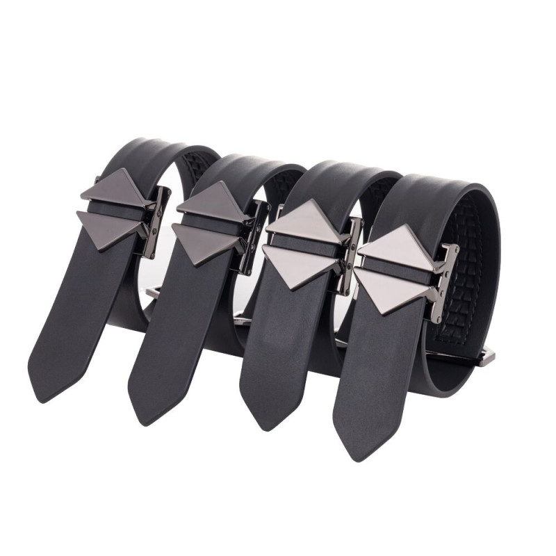 БДСМ-набір LOCKINK Bondage & Restraint чорний, фокус на деталях зав'язок та фіксаторів.