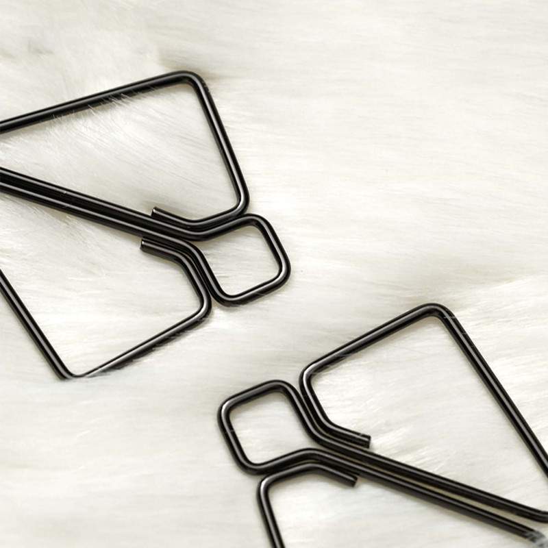 Сірі затискачі для сосків LOCKINK, показані збоку, що підкреслює їх ергономічну форму