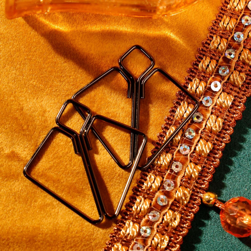 Фото сірих затискачів для сосків LOCKINK, що демонструє їх елегантний та мінімалістичний вигляд