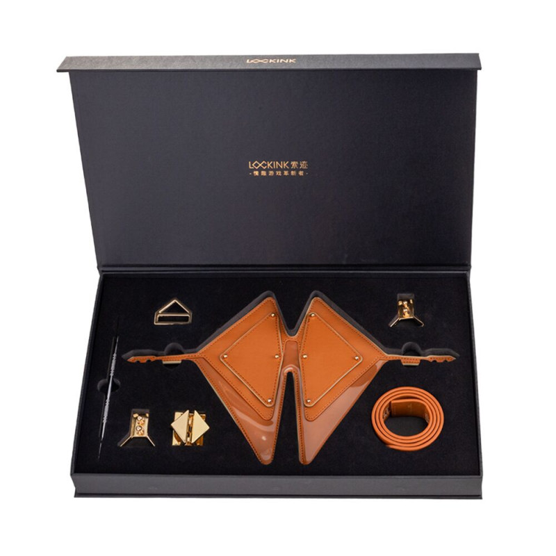 Маска для очей LOCKINK Vixen Blindfold, коричнева, в дії (модель)