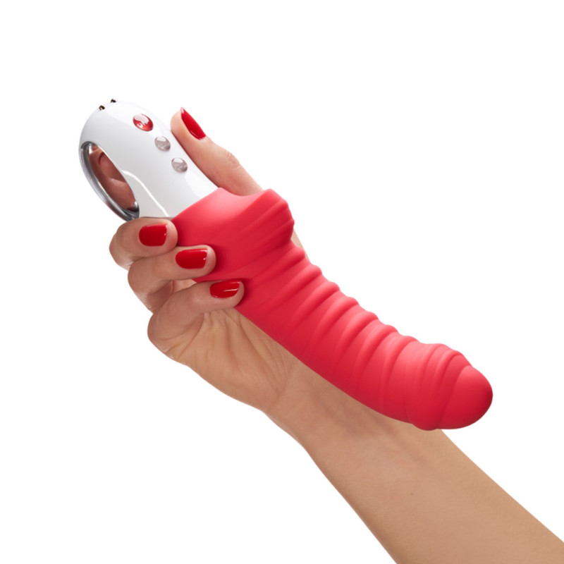 Вібратор Fun Factory TIGER india в руці, демонструючи його розмір та ергономічність