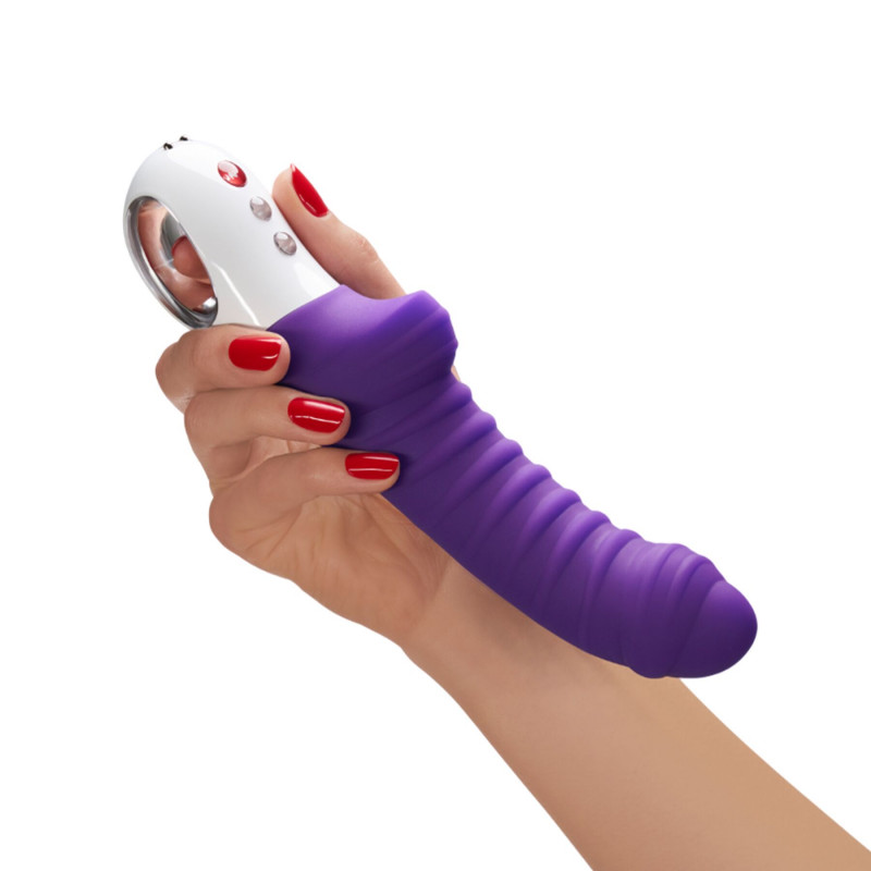 Вібратор Fun Factory TIGER violet в руці, демонструє розмір та ергономіку