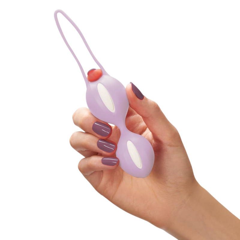 Вигляд вагінальних кульок Fun Factory SMARTBALLS DUO бузково-білих поруч, демонструє їх гармонійне поєднання кольорів