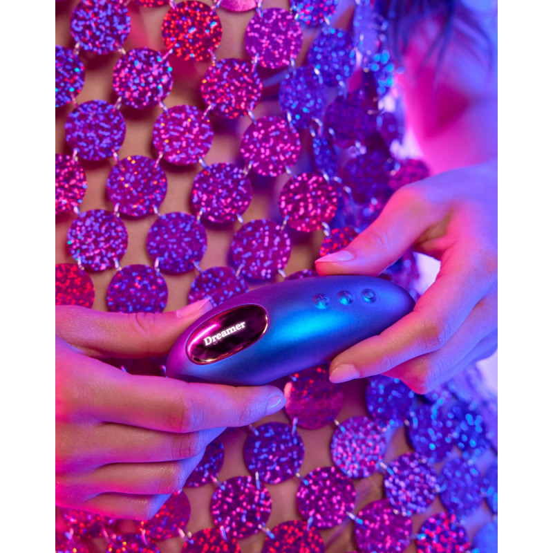 Текстура силіконового покриття вакуумного кліторального стимулятора Love To Love DREAMER – IRIDESCENT NIGHT, м'яка та приємна на дотик