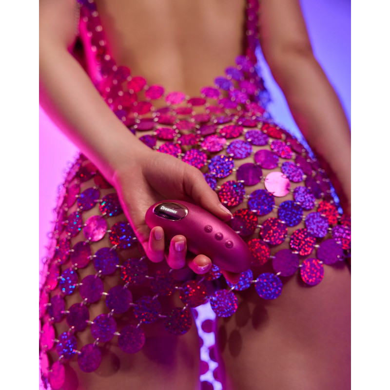 Вакуумний кліторальний стимулятор Love To Love DREAMER Iridescent Berry в дії