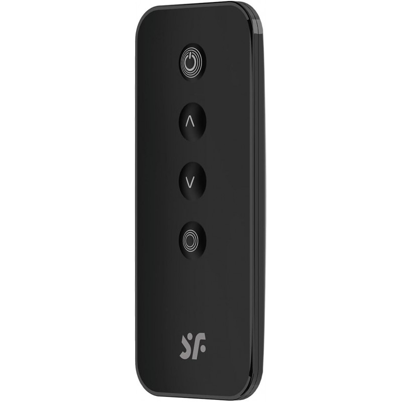 Смарт-віброяйце Satisfyer Ribbed Petal Connect App Rose у руках, демонстрація розміру та зручності