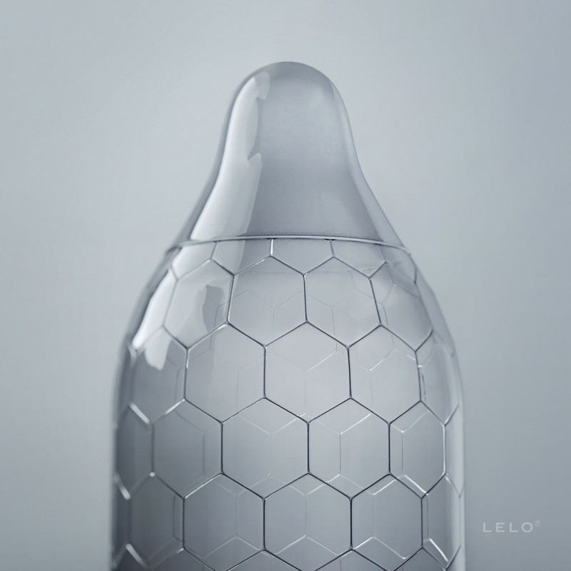 Детальний вигляд презервативів LELO HEX Original збоку, що демонструє їхню унікальну структуру