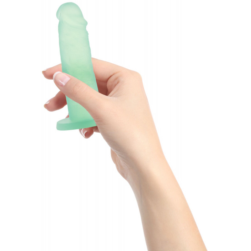 Фалоімітатор ADDICTION Mint Mojito з присоскою - демонстрація міцності присоски