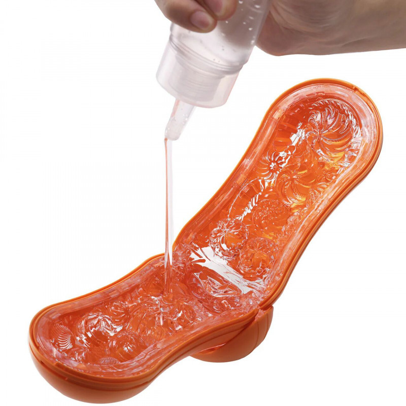 Крупним планом стимулювальні кульки всередині мастурбатора Tenga Flip Orb Sunset Orange