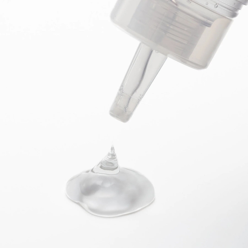 Флакон лубриканту Tenga Lotion Regular 170 мл – демонстрація текстури