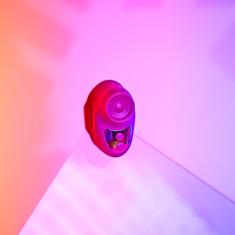 Вібратор на палець Love To Love KISSCOOL Iridescent Berry - у застосуванні