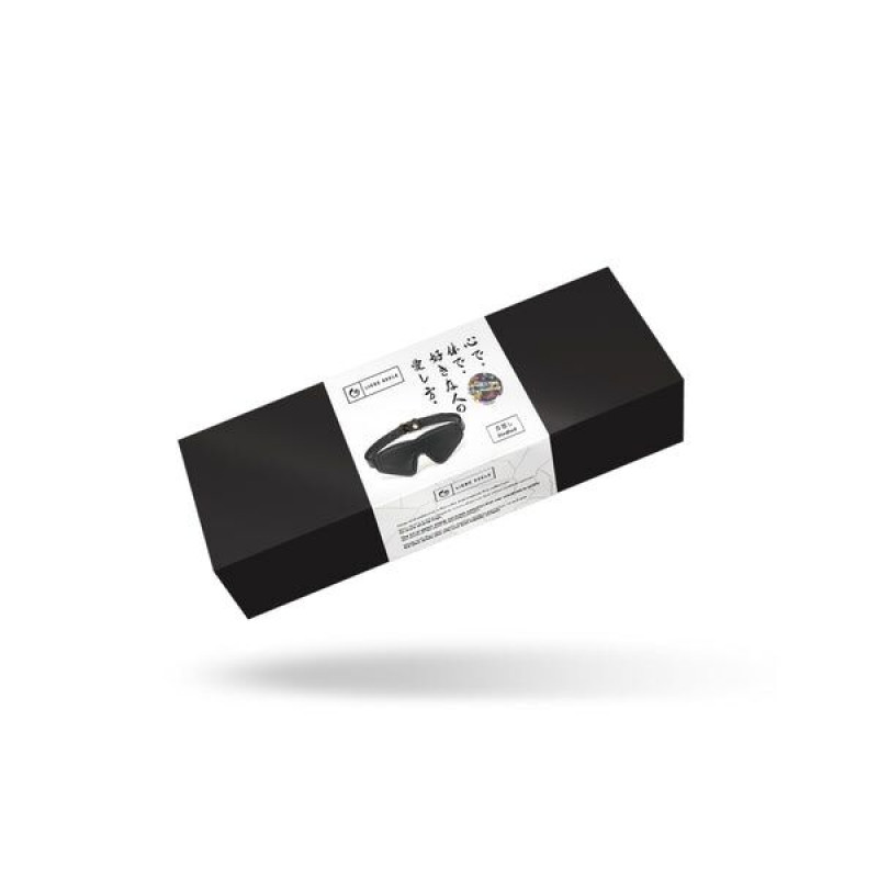 Вигляд збоку на чорну оксамитову маску Liebe Seele Boudoir Amor Blindfold, що підкреслює її ергономічну форму