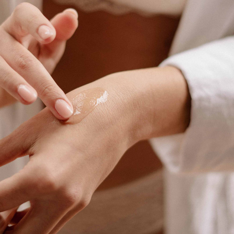 Лубрикант Bijoux Indiscrets Sex au Naturel 500 мл - вигляд збоку, демонстрація зручної форми пляшки