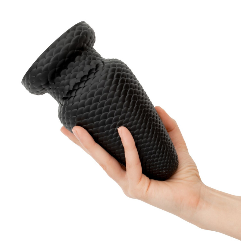 Анальна пробка BUTTR Cold Blooded Scaled Butt Plug у контексті використання (обережно, натяк)