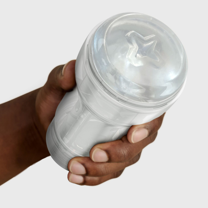 Мастурбатор Kiiroo Feel Pocket Crystal - показ розміру в руці