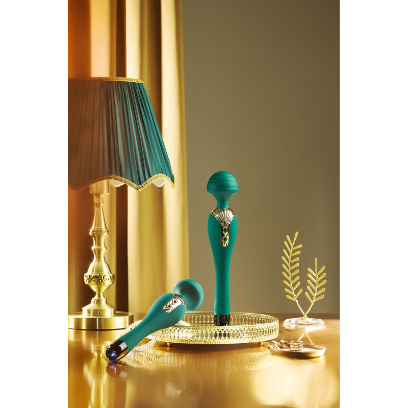 Вібромасажер Knight Jenay True & Pure ll: вигляд знизу, що демонструє отвір для зарядки та логотип бренду