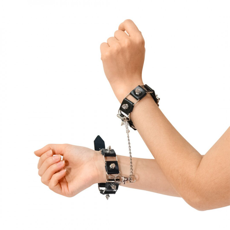 Текстура матеріалу чорного повідця з бондажного набору Art of Sex Cassandra