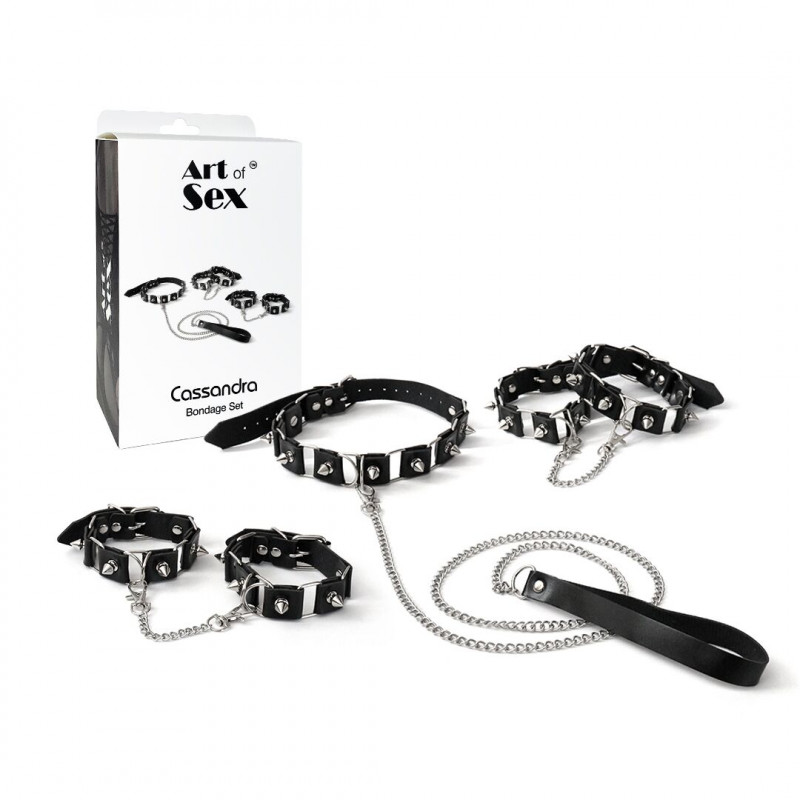 Поножі з бондажного набору Art of Sex Cassandra, чорного кольору, зблизька, що демонструють деталі кріплення