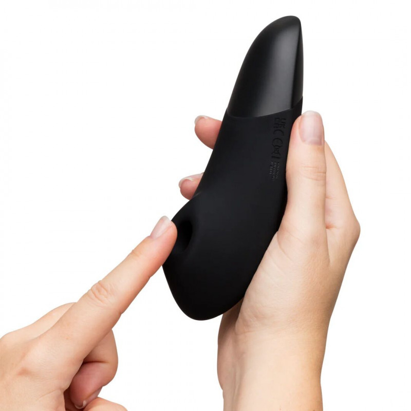 Вакуумний кліторальний стимулятор Womanizer Enhance Black (SX2519) - в руці, для уявлення розміру