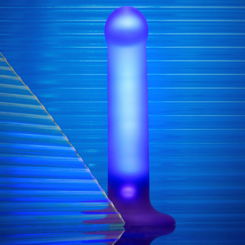 Дилдо Strap-On-Me Glow-LED Dildo Purple - M в контексті використання (демонстрація масштабу)