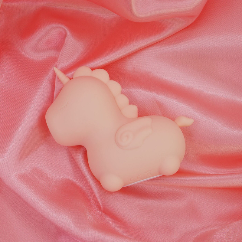 Вібратор Unihorn Heart Throb, в контексті використання (непрямо, наприклад, біля ліжка), для створення атмосфери