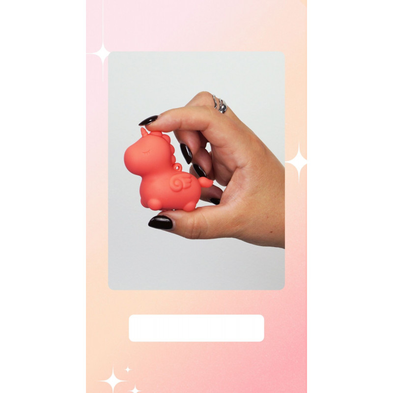 Міні-вібратор Unihorn Peachy Pony в контексті використання (наприклад, у сумочці).