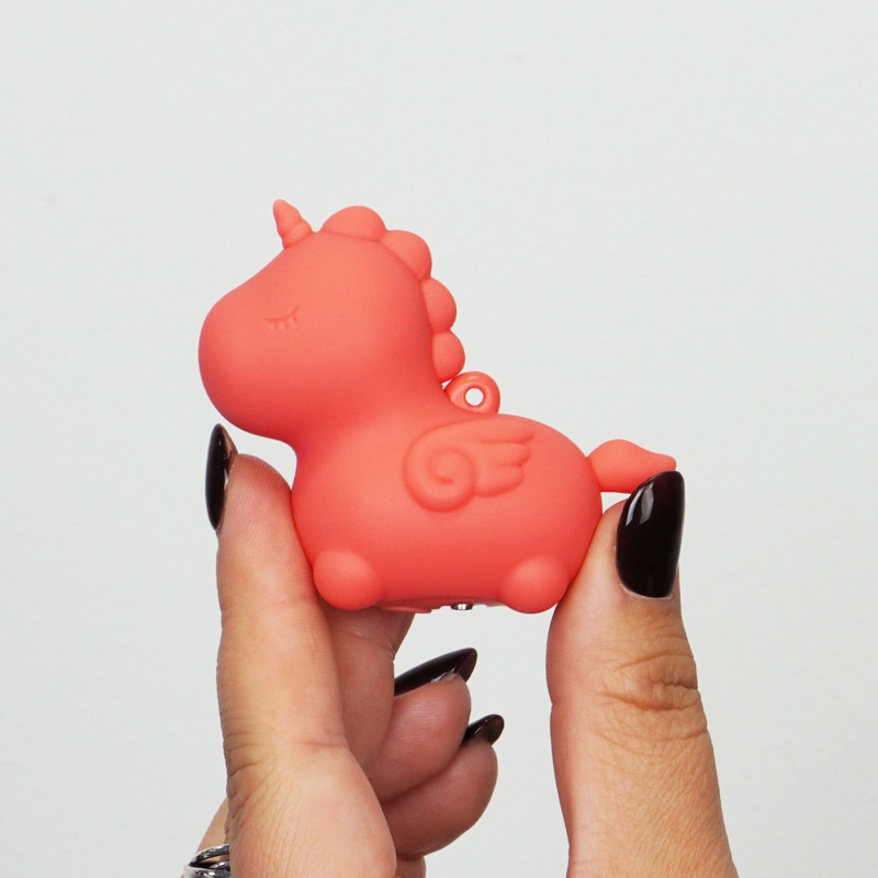 Міні-вібратор Unihorn Peachy Pony з різних ракурсів, підкреслює його унікальний дизайн.