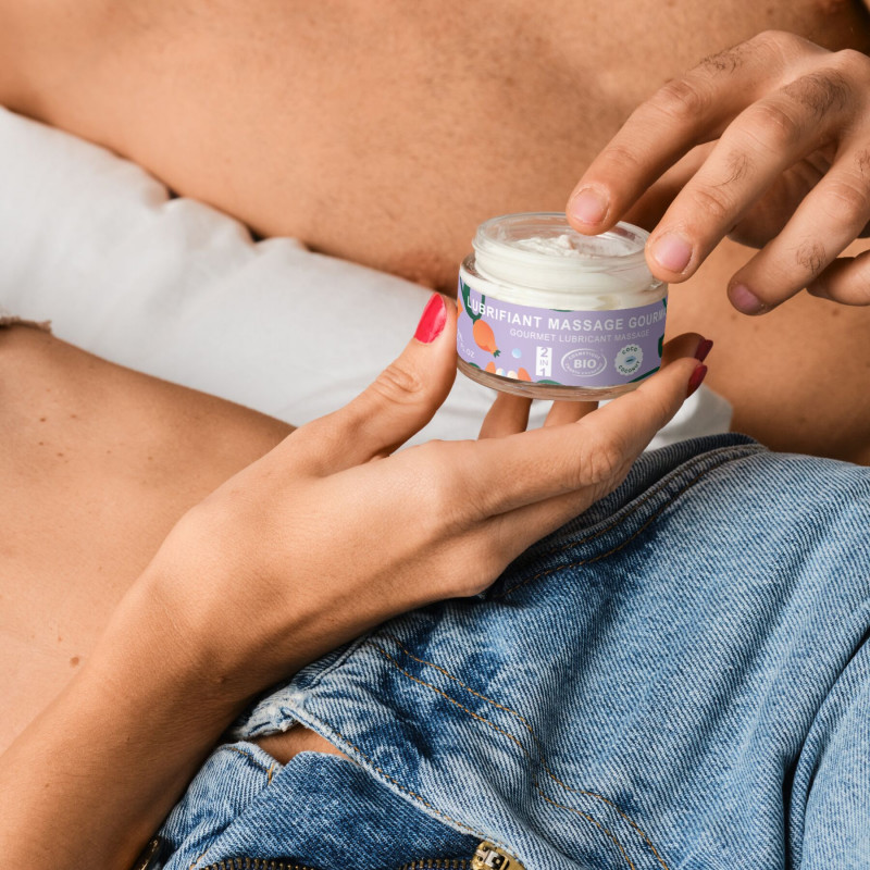 Масажна олія-лубрикант Goliate Couple Gourmand Coco 50 мл, пляшечка в руках, акцент на об'ємі