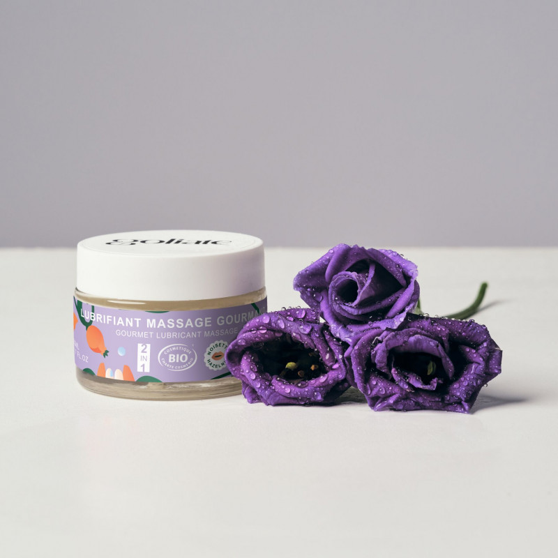 Массажное масло Goliate Couple Gourmand Noisette 50 мл в руке, демонстрация использования