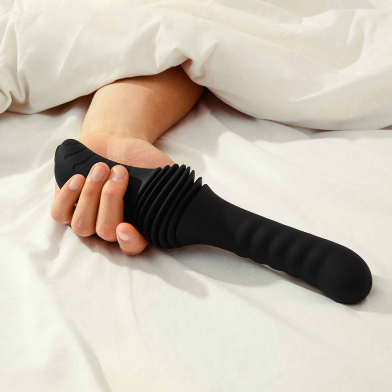 Інтимний пульсатор Dorcel Deep Orgasm: пульсатор в руці, демонстрація розміру