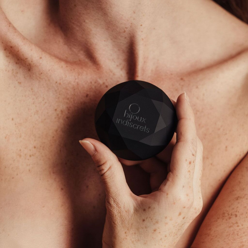 Текстура та матеріали вібромасажера Bijoux Indiscrets Twenty One Black, що свідчать про високу якість