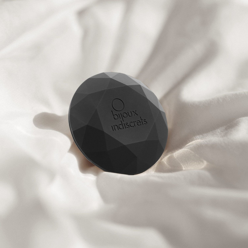 Вібромасажер Bijoux Indiscrets Twenty One Black у дії, демонструє його портативність та дискретність