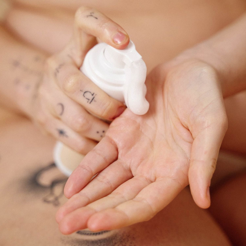 Пінa Bijoux Indiscrets Sex Au Naturel Prebiotic Gentle Foam, демонстрація використання