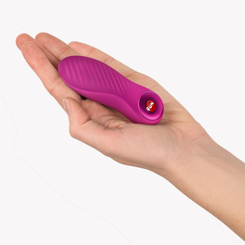 Вібратор Fun Factory Bijou Magenta зблизька, демонстрація кнопки керування