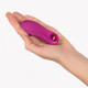 Вібратор Fun Factory Bijou Magenta зблизька, демонстрація кнопки керування
