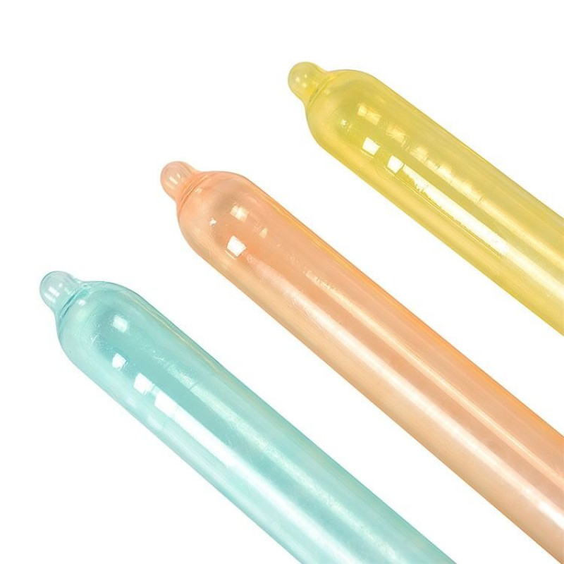 Близький план презерватива Recare Color Fruit Flavour Condoms, що демонструє його текстуру та колір